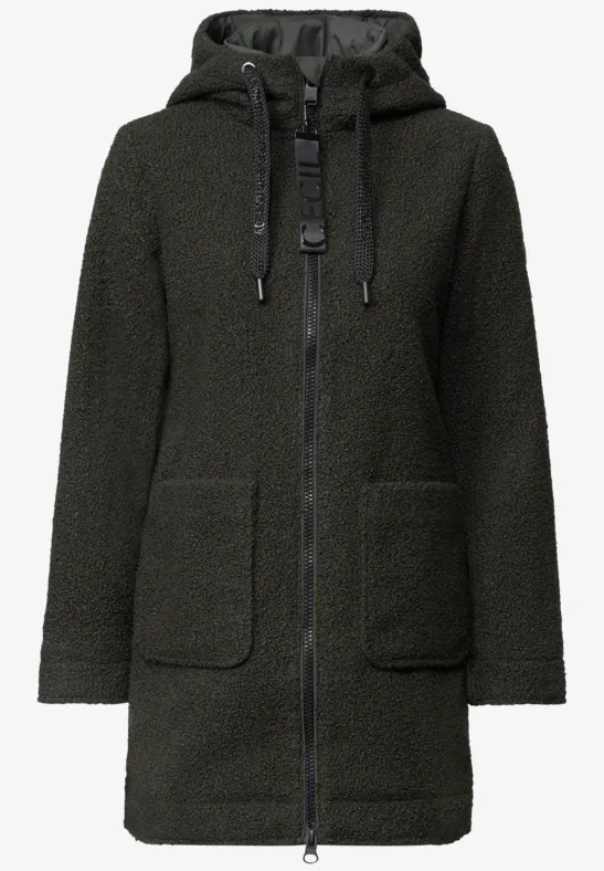 Dunkelgrüner, knielanger Teddy-Mantel mit Kapuze, durchgehendem Reißverschluss und aufgesetzten Taschen.