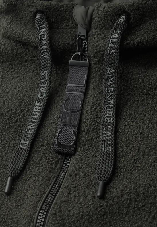 Dunkelgrüne Fleece-Kapuze mit schwarzen Kordeln und CELINE-Logo am Reißverschluss.