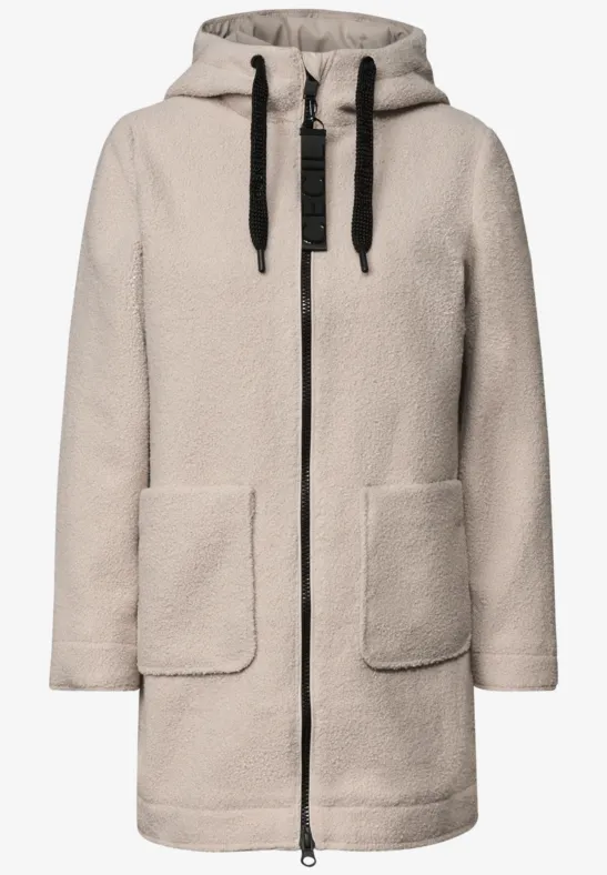 Beiger Teddy-Fleece-Mantel mit Kapuze, durchgehendem Reißverschluss und zwei Taschen.