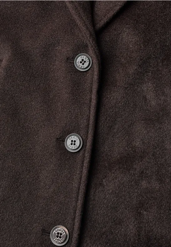 Braune Wildlederjacke mit sichtbaren Knöpfen in einer Reihe
