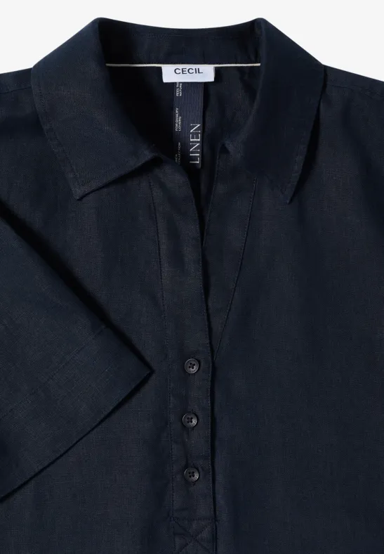 Dunkles kurzärmeliges Hemd mit Knopfleiste und spitzem Kragen.