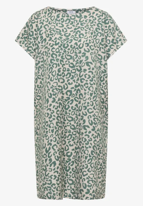 Locker geschnittenes T-Shirt-Kleid mit grünem Leopardenmuster auf cremefarbenem Grund.
