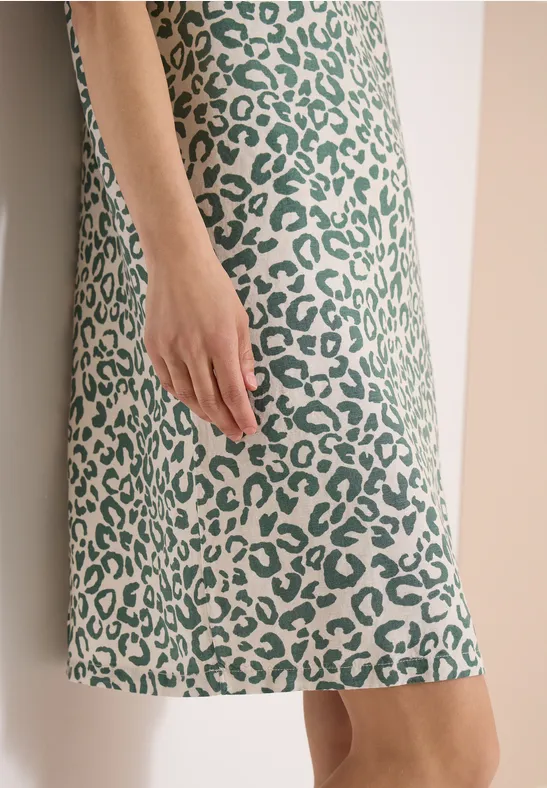 Knielanges, ärmelloses Kleid mit grünem Leopardenmuster.