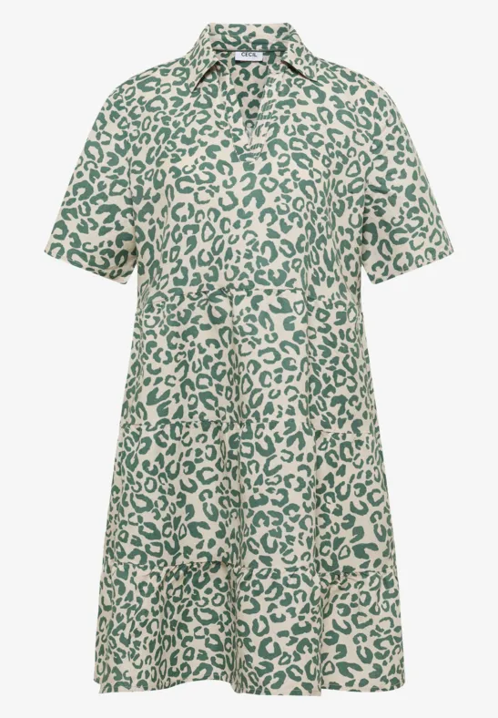 Robe chemise courte à manches courtes, imprimé léopard vert sur fond crème.