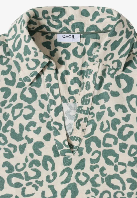 Chemisier à manches courtes à imprimé léopard vert sur tissu clair, marque Cecil.
