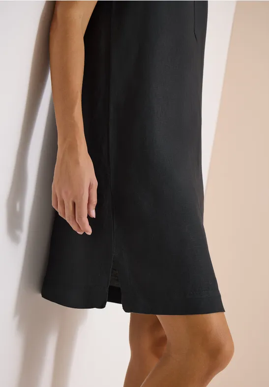 Schlichte schwarze knielange ärmellose Strickkleid mit kleinem Schlitz am Saum.