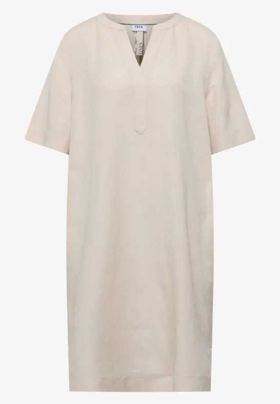 Schlichtes, knielanges Leinenkleid mit V-Ausschnitt und halblangen Ärmeln in Beige.