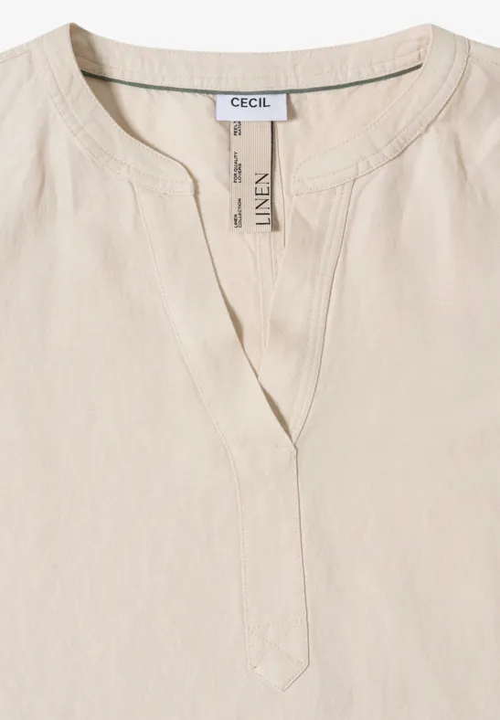 Schlichte cremefarbene Bluse mit Rundhalsausschnitt und V-Detail, leicht strukturierte Optik, Marke Cecil.