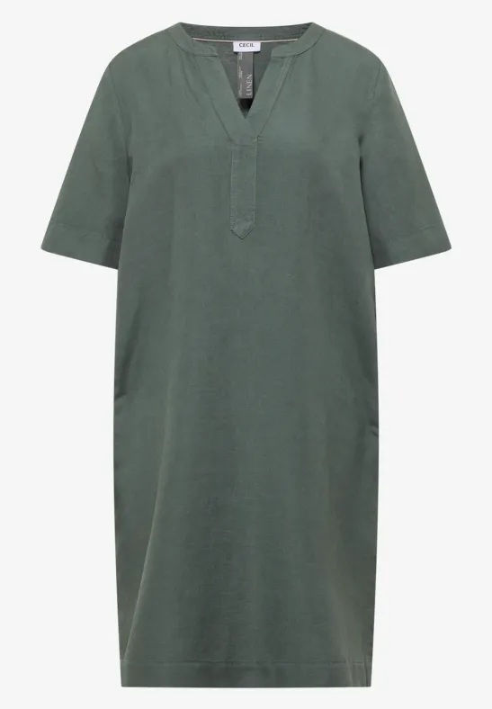 Ein schlichtes olivgrünes T-Shirt-Kleid mit V-Ausschnitt und Taschen.