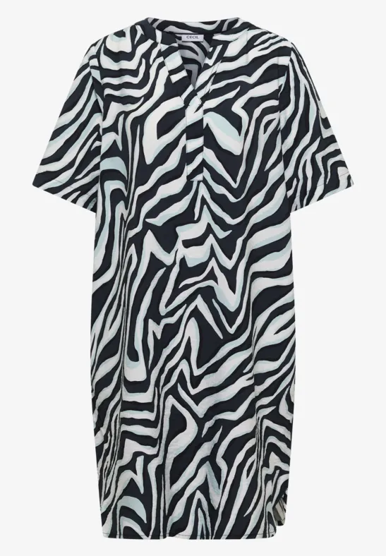 Locker geschnittenes Midikleid mit Kurzärmeln, V-Ausschnitt und schwarz-weißem Zebramuster.
