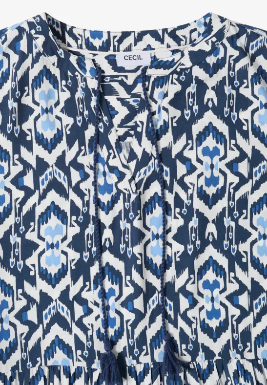 Bluse mit blau-weißem abstraktem Ikat-Muster, locker geschnitten
