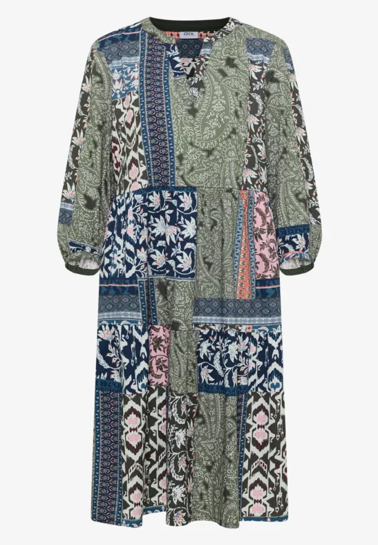 Luftiges Midikleid im Patchwork-Stil mit Blumenmustern, V-Ausschnitt und 3/4-Ärmeln.
