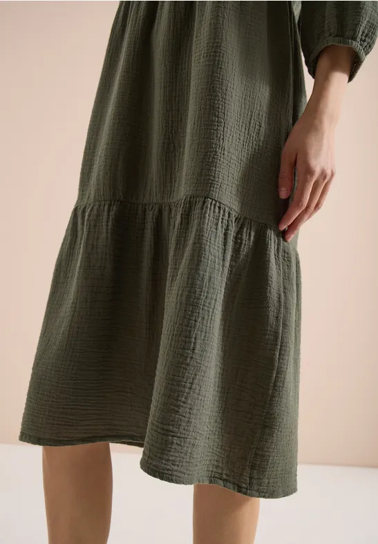 Olivgrünes Midi-Kleid aus strukturierter Baumwolle mit Stufenrock.
