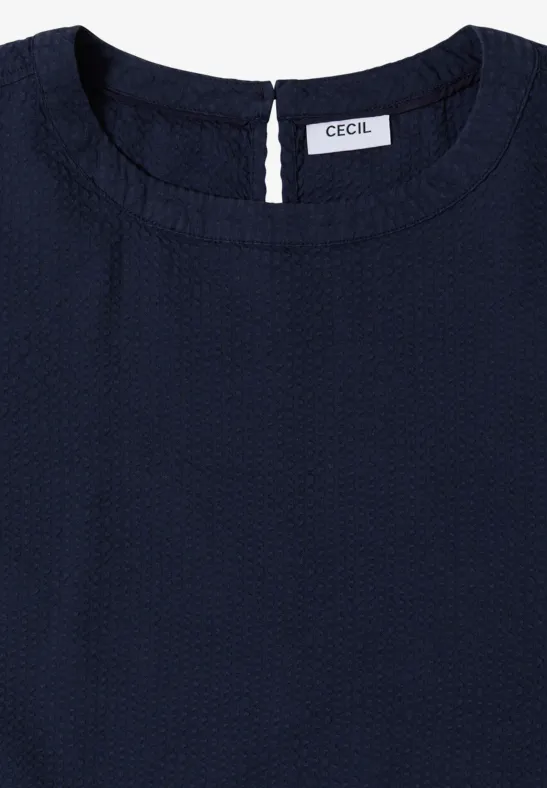 Dunkelblaues, strukturiertes Top mit rundem Ausschnitt und CECIL-Label im Nacken.