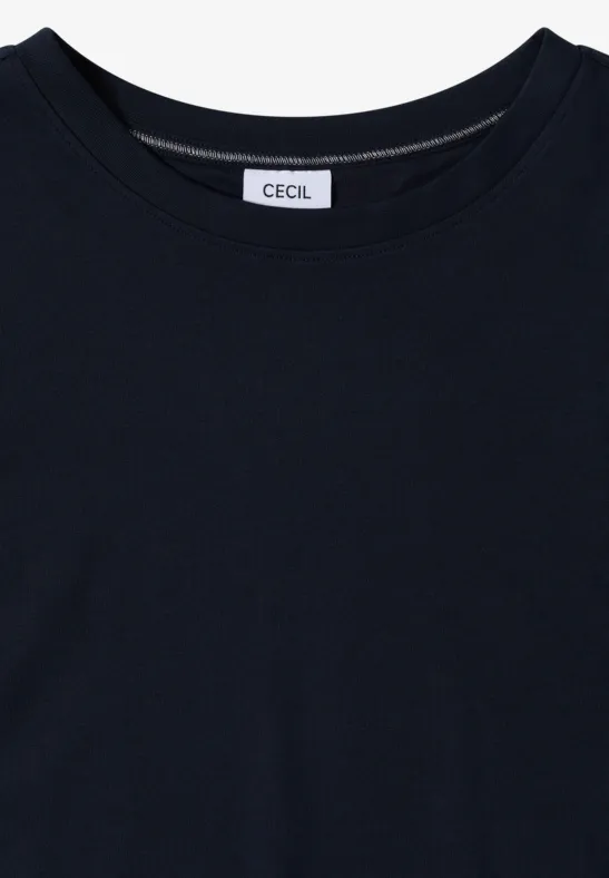 Zwart T-shirt met ronde hals en klein label in de halslijn.