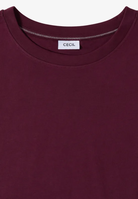 Bordeauxrotes T-Shirt von oben fotografiert mit rundem Kragen und sichtbarem 'CECIL'-Label im Nacken.