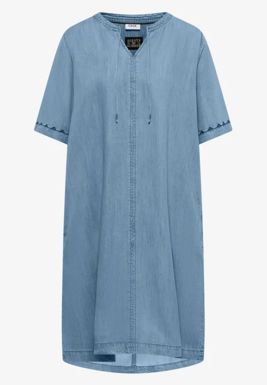 Licht, kniehoog denimjurk met korte mouwen, V-hals en nonchalante kwastjes.