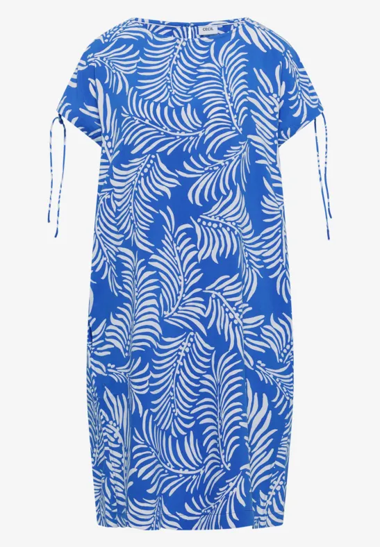 Blaues Midi-Kleid mit weißem Blattmuster und gerafften kurzen Ärmeln.