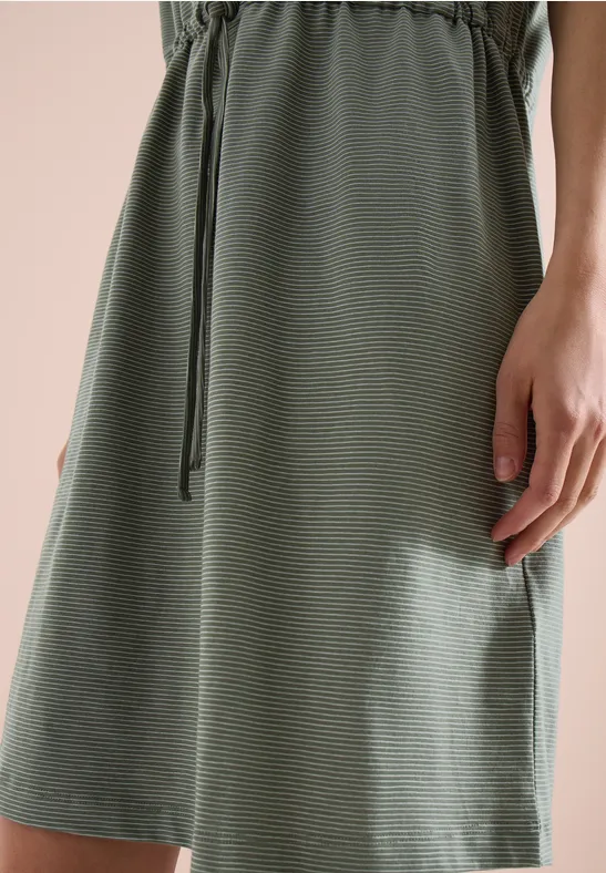 Khakifarbenes ärmelloses Midikleid mit Tunnelzug an der Taille, leger und elegant.