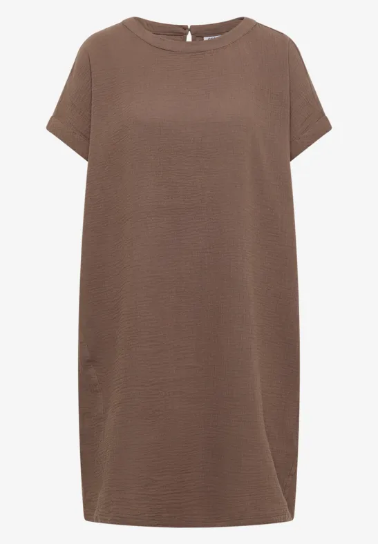 Ein schlichtes, kastiges, knielanges, braunes Kurzarm-Kleid aus weichem Stoff.