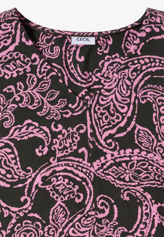 Zwarte blouse met opvallend roze paisley-patroon en V-hals.