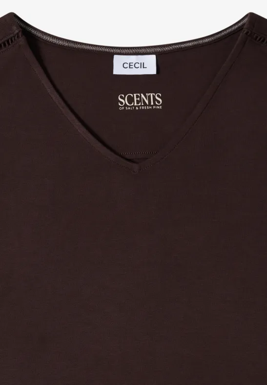 Ein schlichtes, dunkelbraunes V-Ausschnitt-Shirt mit Herstelleretikett 'CECIL'.