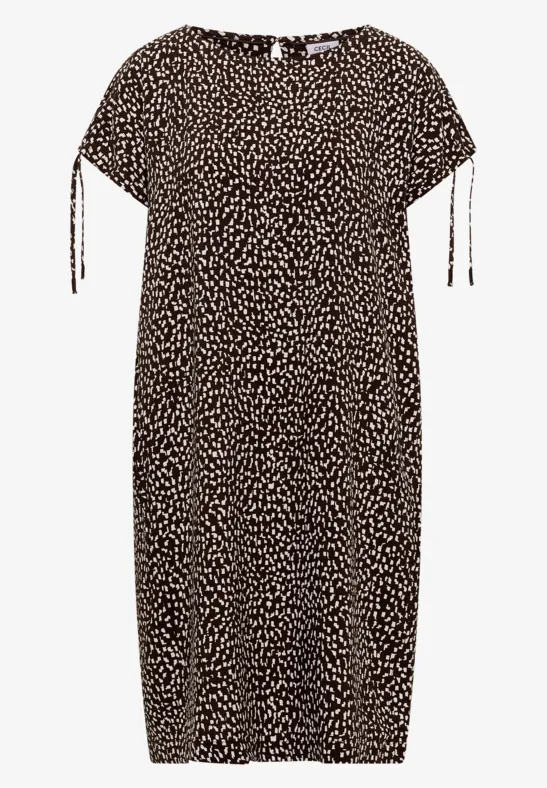 Robe en jersey mi-longue à manches courtes avec imprimé animalier beige sur fond noir.