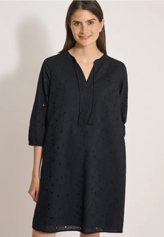 Zwarte korte jurk met V-hals, 3/4 mouwen en broderie anglaise, recht model tot op de knie.