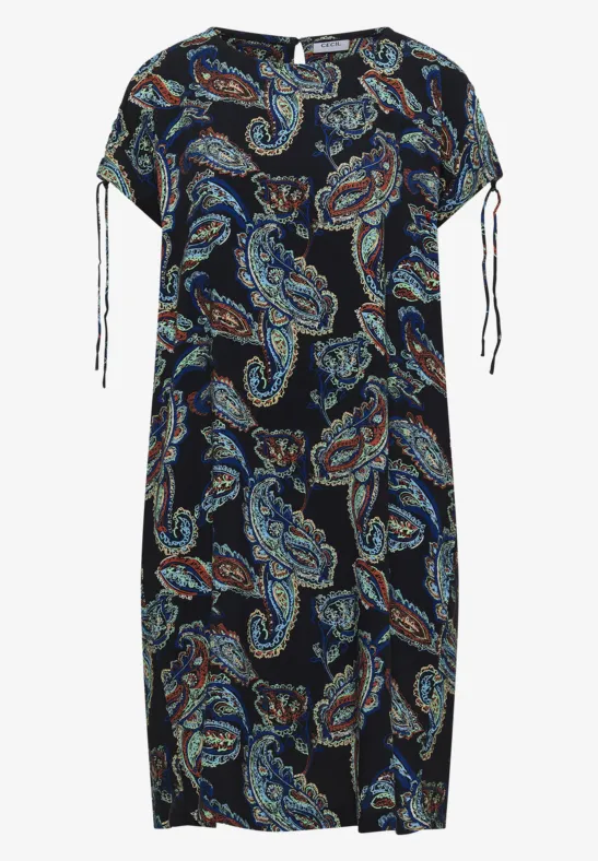 Robe noire genou-longue à motif paisley coloré, manches courtes à cordon et coupe décontractée.