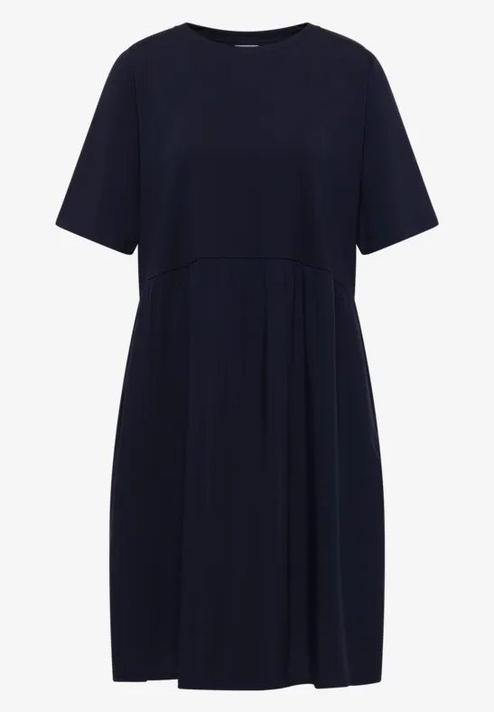Ein schlichtes, dunkelblaues Midikleid mit kurzen Ärmeln, Rundhalsausschnitt und Faltenrock.