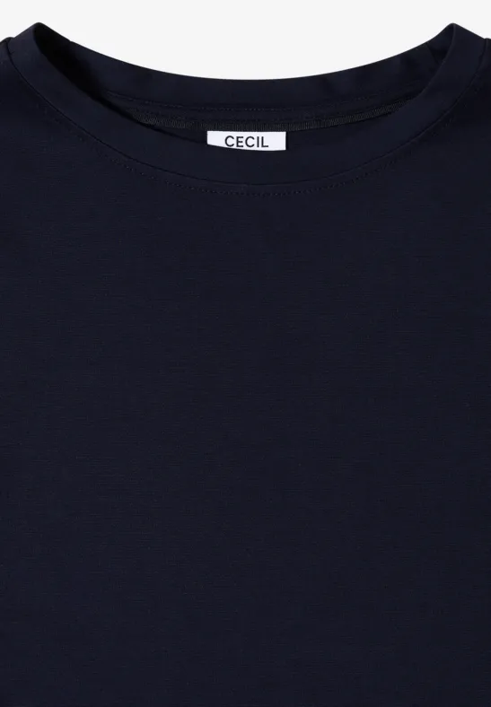 Schlichtes dunkelblaues T-Shirt mit Rundhalsausschnitt und 'CECIL'-Label am Kragen.