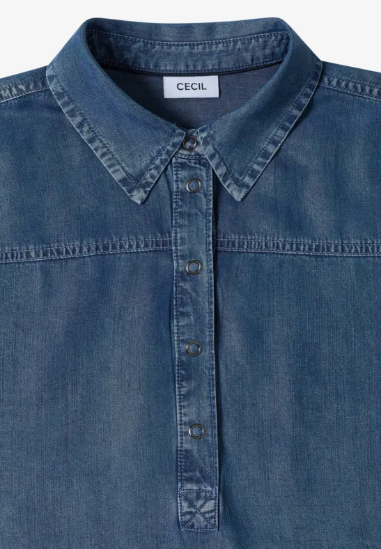 Blaues Jeanshemd mit Kragen und Knopfleiste.