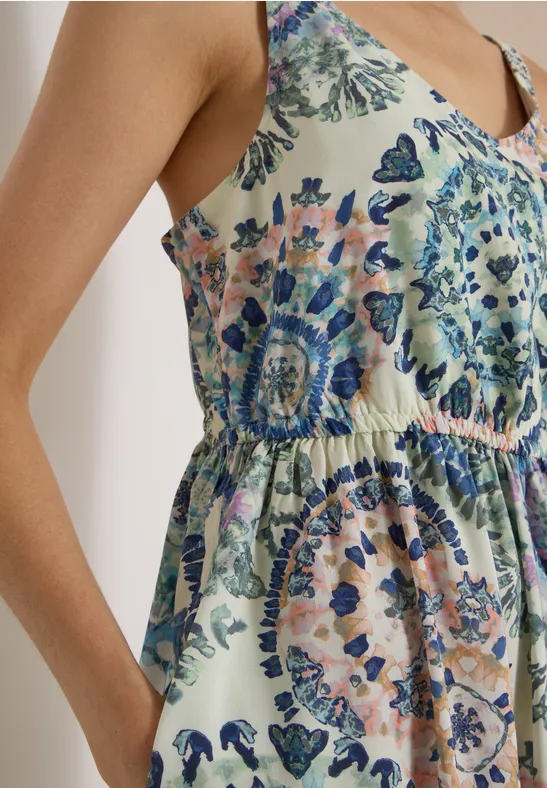 Robe d'été sans manches en tissu léger vert pastel à motif fleuri paisley, avec poche latérale.