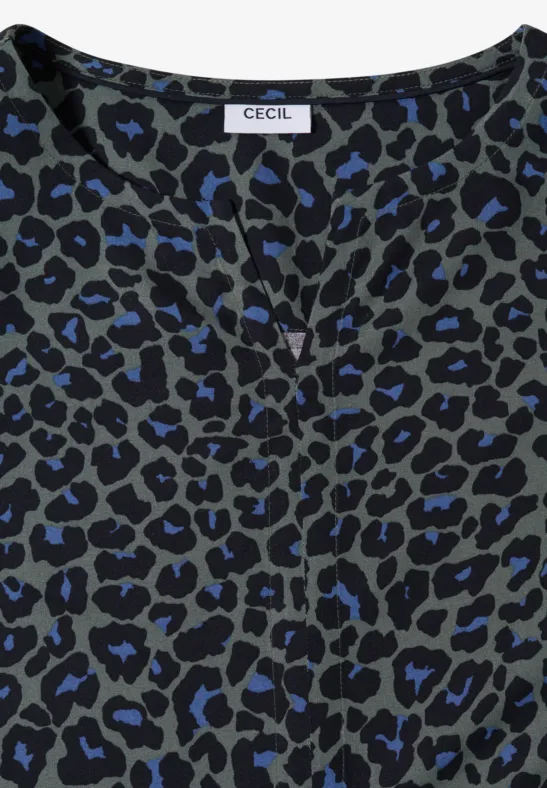 Donkergroene top met blauwzwarte luipaardprint, subtiele V-hals en CECIL-label.