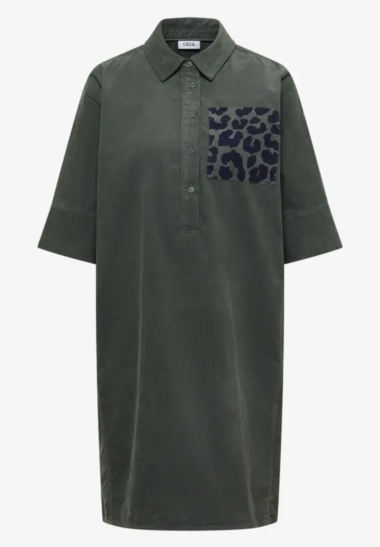 Robe-shirt verte mi-longue à manches ¾ avec poche léopard.