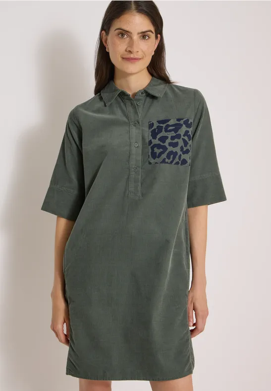 Femme en robe-chemise kaki à demi-manches avec poche léopard.