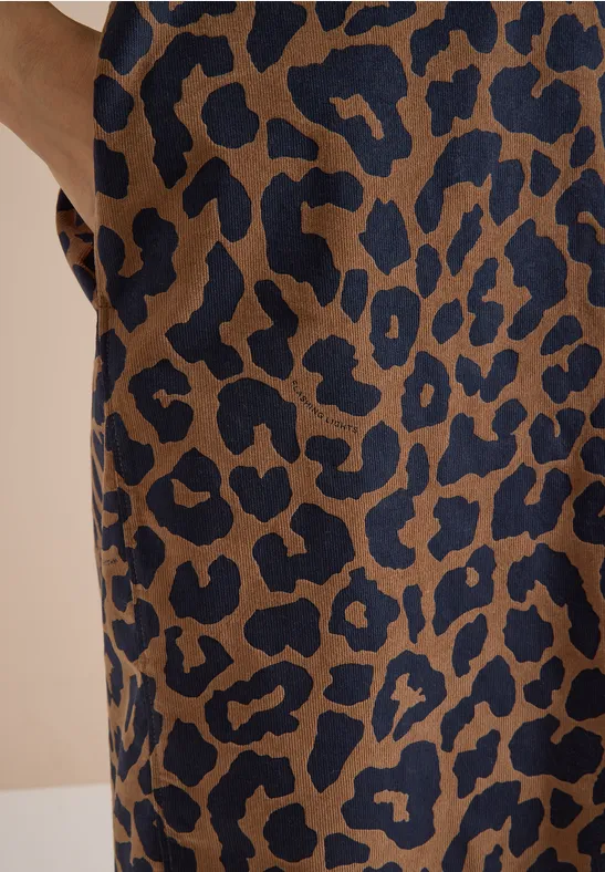 Brauner Stoff mit dunklem Leopardenmuster.