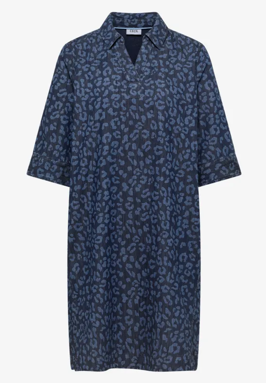 Blaues, locker geschnittenes Kleid mit Leoprint, V-Ausschnitt und halblangen Ärmeln.
