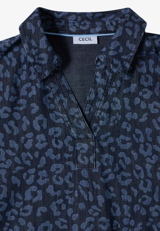 Dunkelblaues Hemd mit hellblauem Leopardenmuster, Kragen mit CECIL-Label.