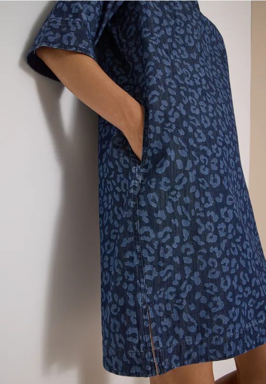 Blaues Midi-Kleid mit dezentem Leopardenmuster, kurzen Ärmeln und seitlichen Taschen.