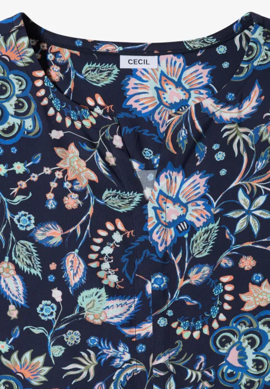 Dunkelblaue Bluse mit buntem Blumenmuster und kleinen Rüschen am Ausschnitt.