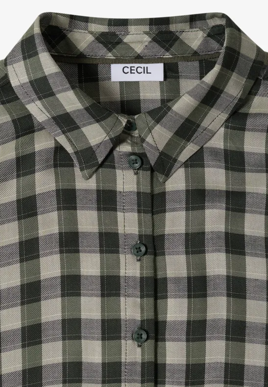 Chemise pliée à carreaux verts et gris avec col classique.