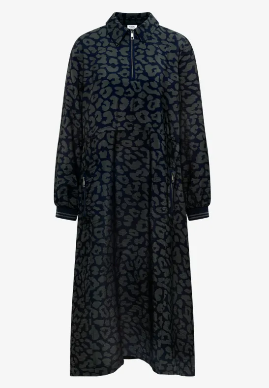 Schwarzes Midikleid mit dezentem Animal-Print, Knopfleiste und langen Ärmeln.