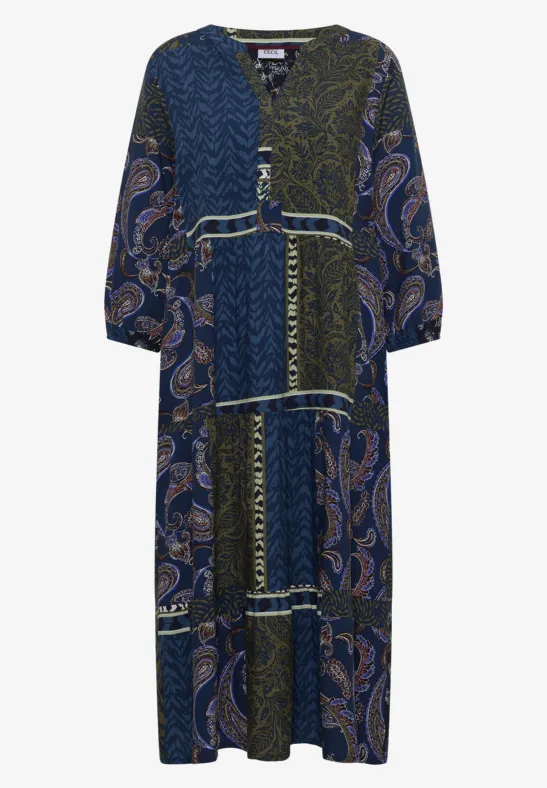 Langes, fließendes Kleid mit Patchwork aus Paisley- und Ornamentmustern in Blau- und Olivtönen, 3/4-Ärmel.