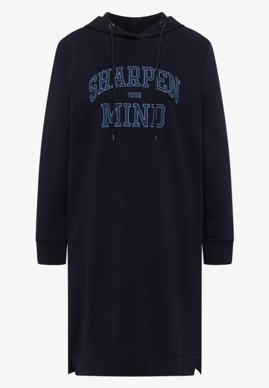 Dunkelblaue Kapuzen-Sweatshirt-Kleid mit Aufdruck 'SHARPEN MIND', langärmelig und knielang.