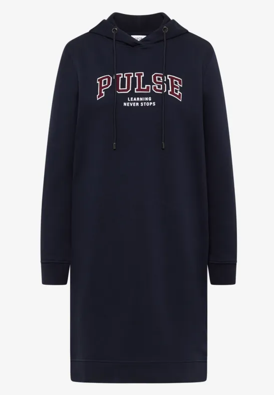 Dunkelblaues Hoodie-Kleid mit Kapuze und rotem 'PULSE'-Schriftzug vorne.