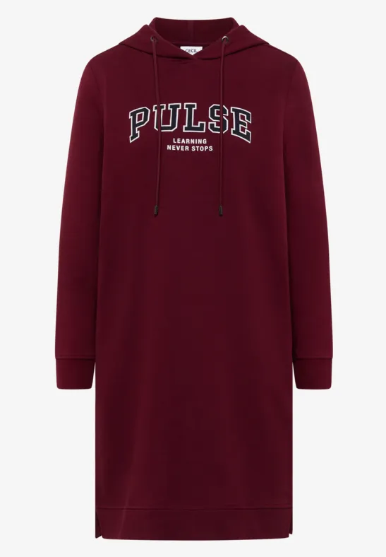 Dunkelroter Kapuzenkleid mit 'PULSE'-Schriftzug und seitlichen Schlitzen.