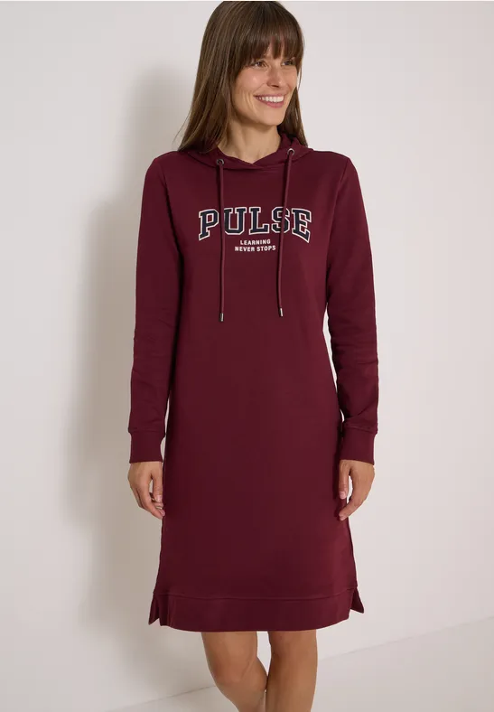 Frau trägt bordeauxrotes Hoodie-Kleid mit PULSE-Schriftzug