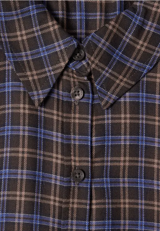 Zwart overhemd met blauwe ruiten, close-up van kraag en knopen