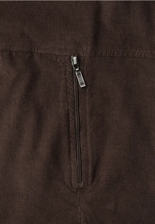 Tissu en velours côtelé marron avec poche zippée verticale.